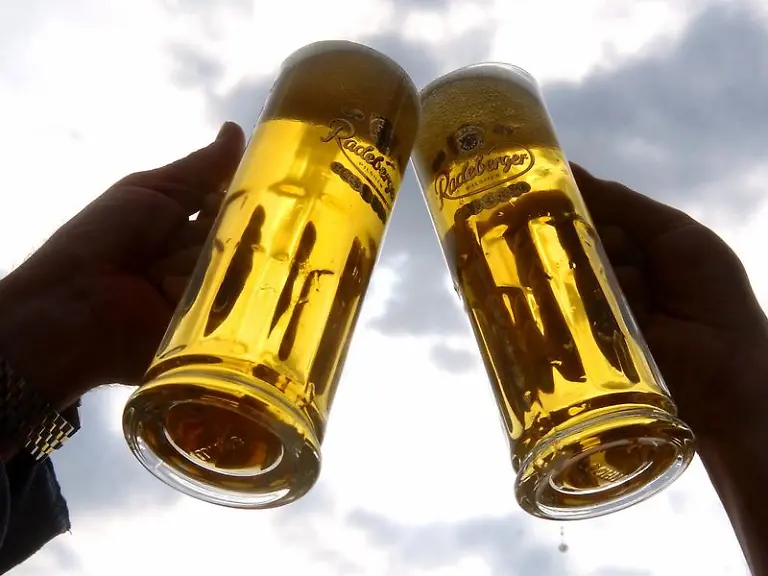 Wer-es-nicht-schafft-Freunden-in-der-Kneipe-ein-Bier-zu-spendieren-kann-das-ueber-die-Website-buddybeers-com-abwickeln