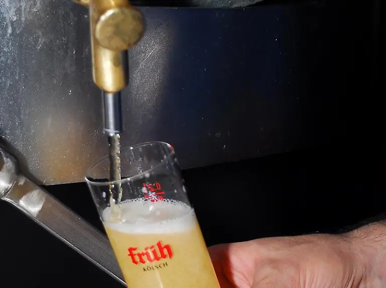 Bei-Schiffstouren-auf-dem-Rhein-lassen-die-Passagiere-an-Deck-das-Panorama-der-Domstadt-an-sich-vorbeiziehen-Bild-Koeln-Tourismus-Haake-dpa-tmn-Stadtfuehrerin-Ute-Fendel-beweist-Besuchern-dass-Koeln-eine-Stadt-am-Wasser-ist-Bild-Meier-dpa-tmn-Das-Duftmuseum-1709-komponierte-Parfumeur-Johann-Marina-Farina-das-erste-Eau-de-Cologne-fuer-die-feine-Damenwelt-Bild-Maeurer-Wirtz-dpa-tmn-Was-waere-Koelsch-ohne-reines-Wasser-Das-beliebte-Bier-aus-der-Domstadt-fliesst-in-der-Altstadt-in-Stroemen-Bild-www-koelntourismus