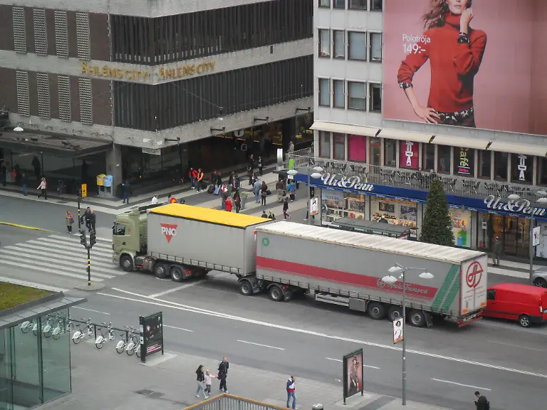 foto-gigaliner-schweden-innenstadt