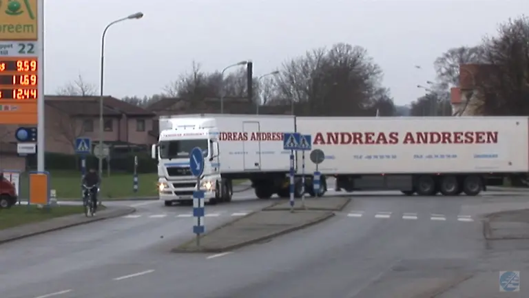 riesen-lkw-kreuzung-schweden