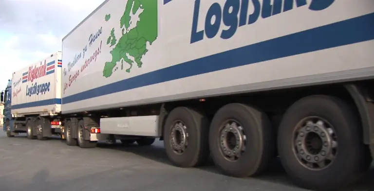 foto-riesen-lkw-laderampe