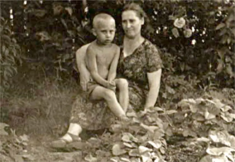 Vladimir-Putin-with-his-mother