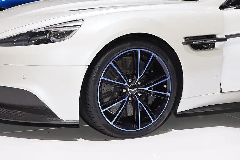 AstonMartinVanquish-Zu-schmale-Speichen-kann-leicht-nach-Kutschenrad-aussehen