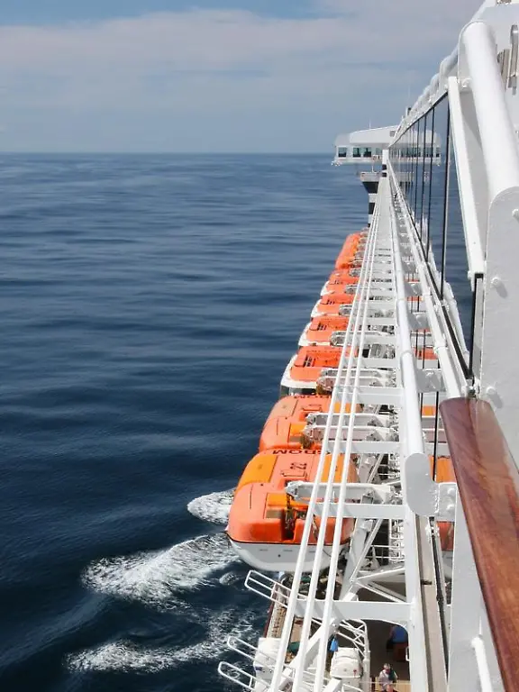 Wenn-eine-Kreuzfahrt-aufgrund-eines-Feuers-an-Bord-abgebrochen-werden-muss-haben-die-Urlauber-Anspruch-auf-Entschaedigung