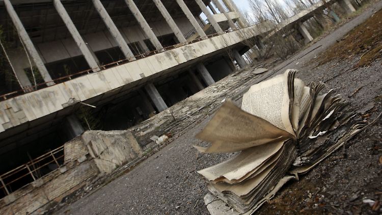 Die Stadt Tschernobyl ist heute eine Geisterstadt, Alexijewitsch sprach mit denen, die zur Zeit des Reaktorunfalls dort lebten.