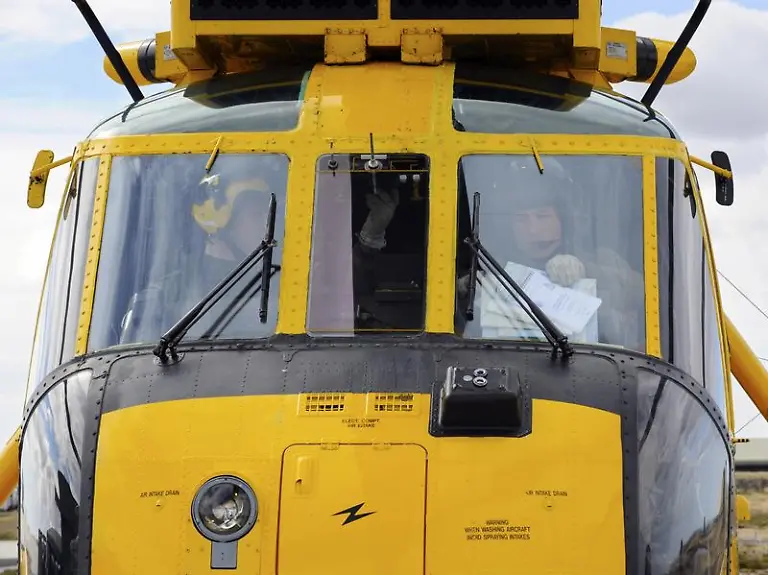 Leutnant-William-Wales-r-und-seine-Crew-bereiten-sich-auf-dem-RAF-Stuetzpunkt-Mount-Pleasant-auf-den-Falklandinseln-auf-einen-Flug-mit-dem-Helikopter-Sea-King-Mk3-vor