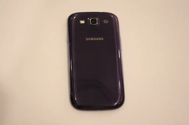 Die-Rueckseite-mit-8-Megapixel-Kamera-Blitz-und-Lautsprecher