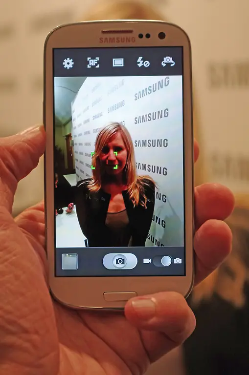 Die-Kamera-sucht-automatisch-nach-dem-besten-Portrait