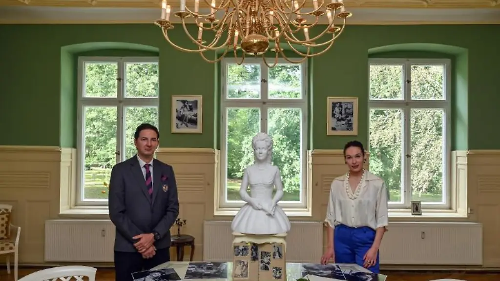 Ariane-und-Uwe-Marcus-Rykov-stehen-in-der-Romy-Schneider-Ausstellung-in-ihrem-Schloss