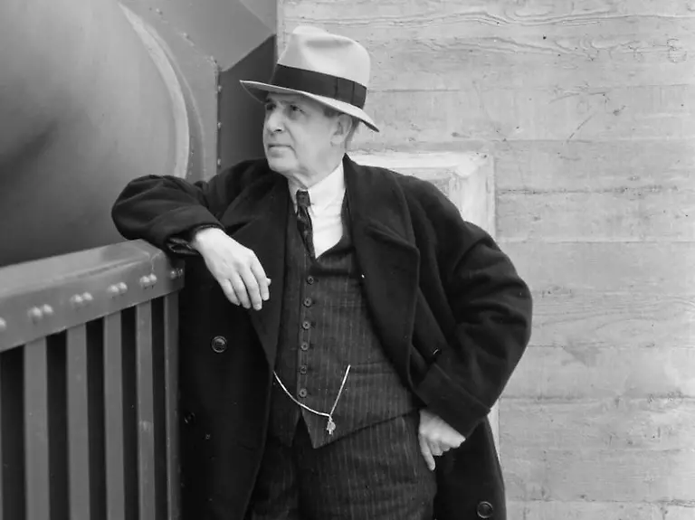 Das-maechtige-Werk-ist-vollbracht-Nach-nur-vierjaehriger-Bauzeit-blickte-der-Ingenieur-Joseph-Strauss-auf-seine-Bruecke-die-viele-als-architektonisches-Wunder-lobten