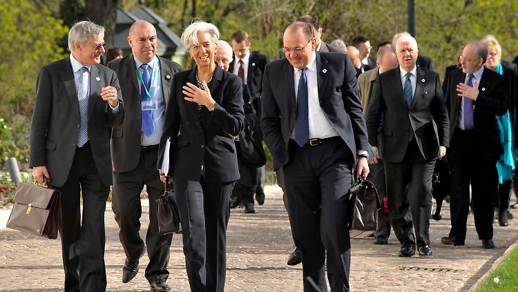 Im Licht der ungarischen Frühjahrssonne: Axel Weber im Gespräche mit Frankreichs Finanzministerin Christine Lagarde.