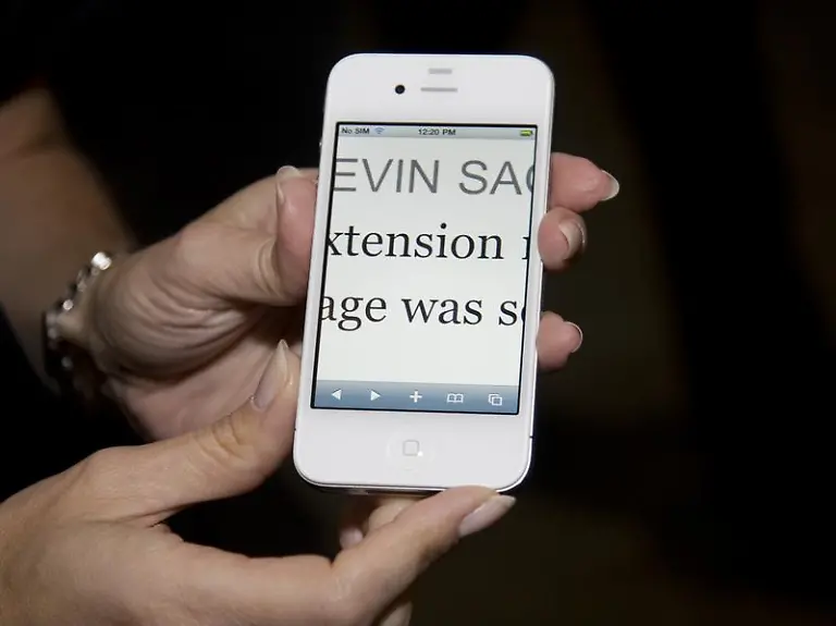 Das-iPhone-4-hat-nach-Apple-Angaben-einen-drastisch-verbesserten-Bildschirm-laengere-Batterielaufzeiten-einen-schnelleren-Prozessor-und-eine-leistungsstaerkere-Kamera