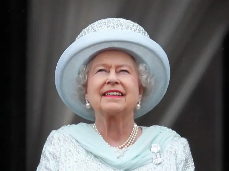 Die-Queen-mit-Prinz-William-auf-dem-Balkon-von-Buckinham-Palace-Foto-Andy-RainQueen-Elizabeth-beim-Verlassen-der-St-Paul-s-Cathedral-in-London-Foto-Jonathan-BradyDie-Queen-nach-dem-Gottesdienst-mit-dem-Dean-of-St-Paul-s-David-Ison-Foto-Facundo-ArrizabalagaKatherine-mit-Ehemann-Prinz-William-auf-dem-Weg-zum-Buckingham-Palace-Foto-Tobias-HaseGut-bei-Hut-Queen-Elizabeth-und-Camilla-in-London-Katherine-und-William-fahren-Kutsche-Dankt-Sie-dem-Himmel-Die-Queen-auf-dem-Balkon-von-Buckingham-Palace