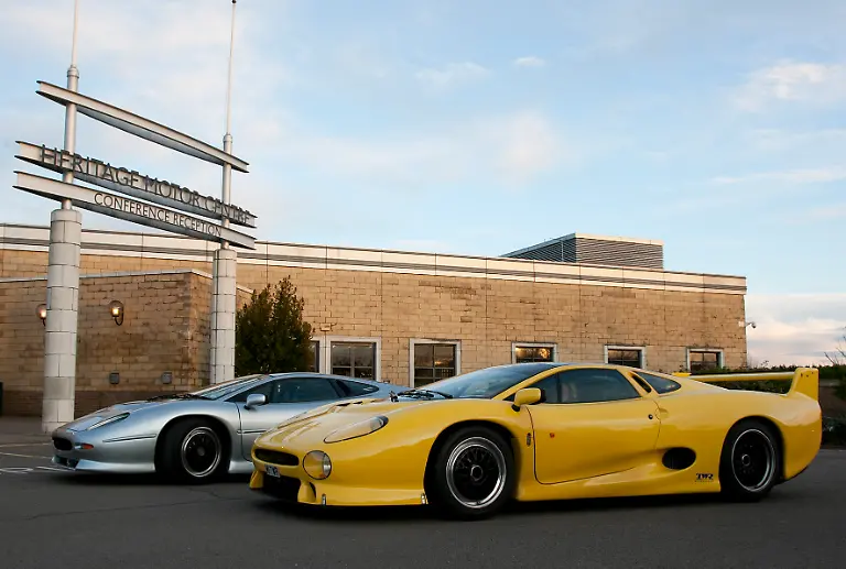 jag-xj220-20th-anniv-300112-20