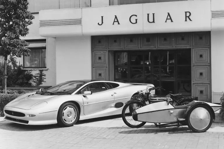 11JaguarXJ220Jahr1993UndSwallowSidecarand1922QuelleJaguar