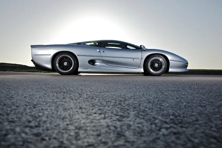 jag-xj220-20th-anniv-300112-01