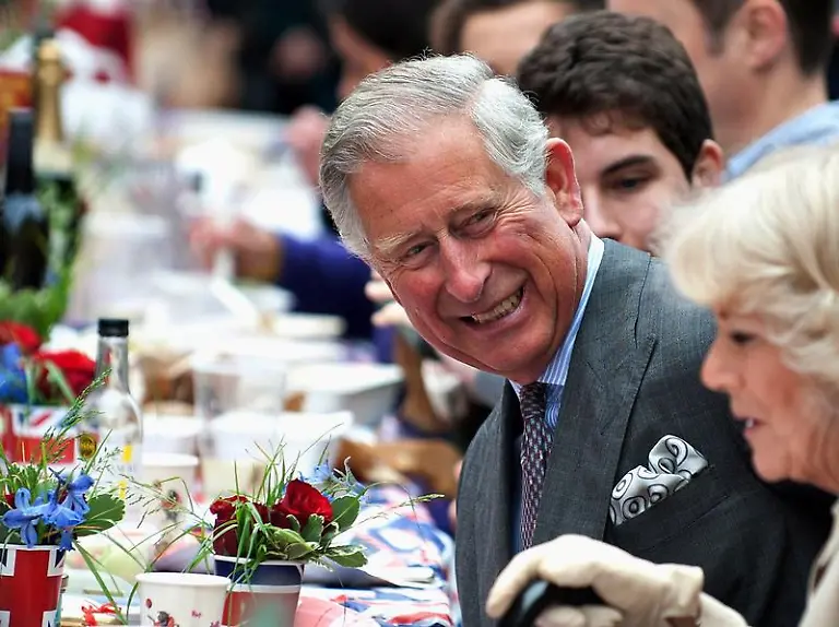 Prinz-Charles-und-seine-Frau-Camilla-beim-Big-Jubilee-Lunch