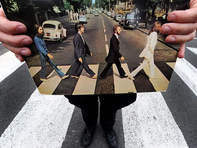 Das-Plattencover-des-Beatles-Albums-Abbey-Road-auf-dem-beruehmten-Zebrastreifen-in-London