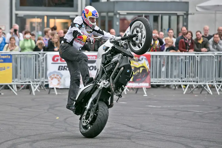 intermot-12-040-041