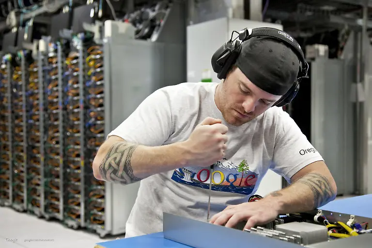 google-datacenter-people-03