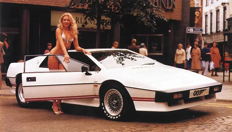 Lotus-Esprit-Turbo-Roger-Moore-as-James-Bond-in-The-Spy-Who-Loved-Me-on-rallyhaus