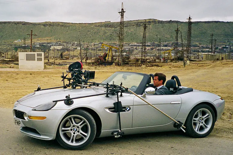 BMW-Z8-James-Bond-007-Pierce-Brosnan-Die-Welt-ist-nicht-genug-729x486-0ccaad3e0631f42c