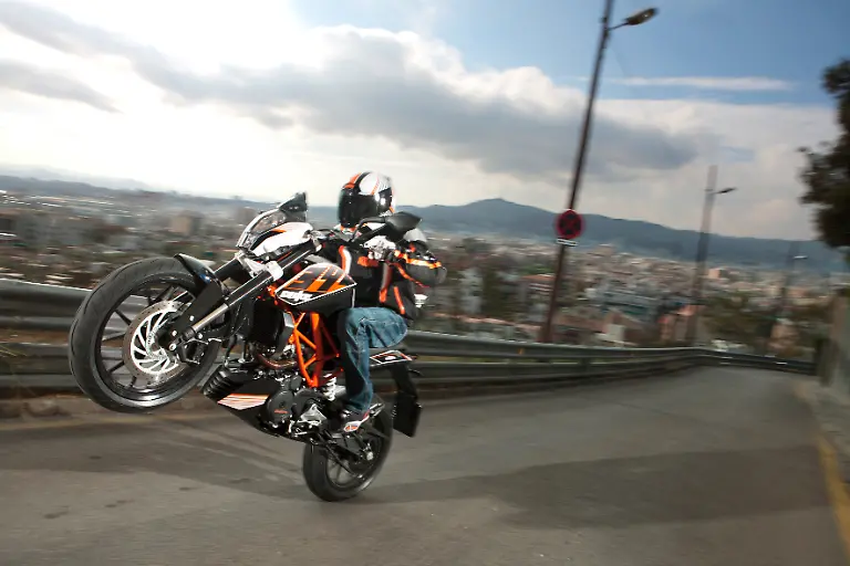 390Duke-action-08