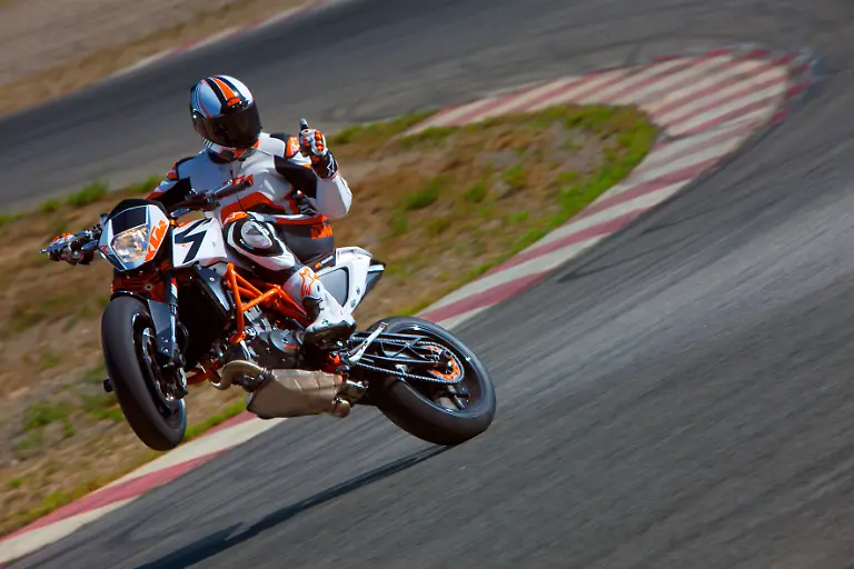 690DukeR-action-08
