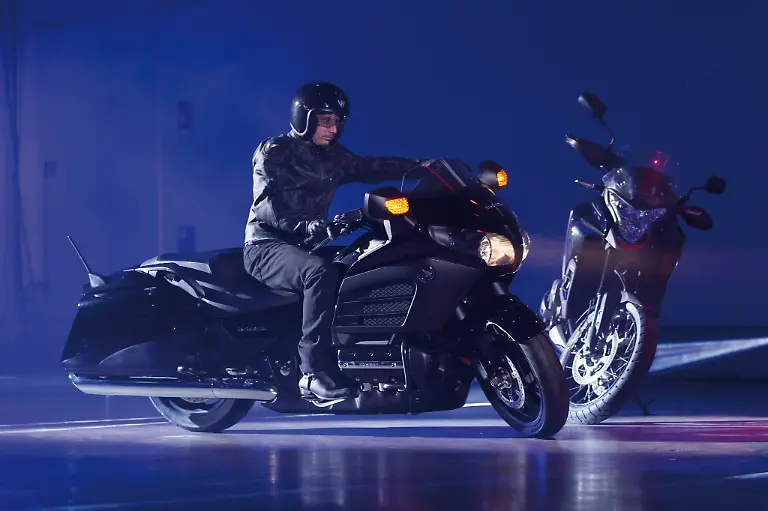 18085-EICMA-2012-Press-Show