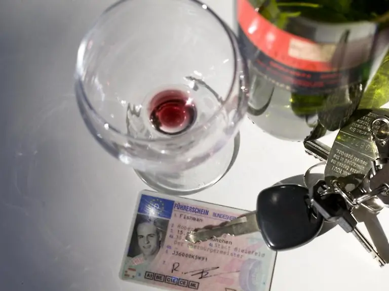 Um-Trunkenheit-am-Steuer-zu-vermeiden-muessen-in-Frankreich-bald-alle-Autofahrer-einen-Alkoholtester-mit-sich-fuehren-Foto-Robert-B