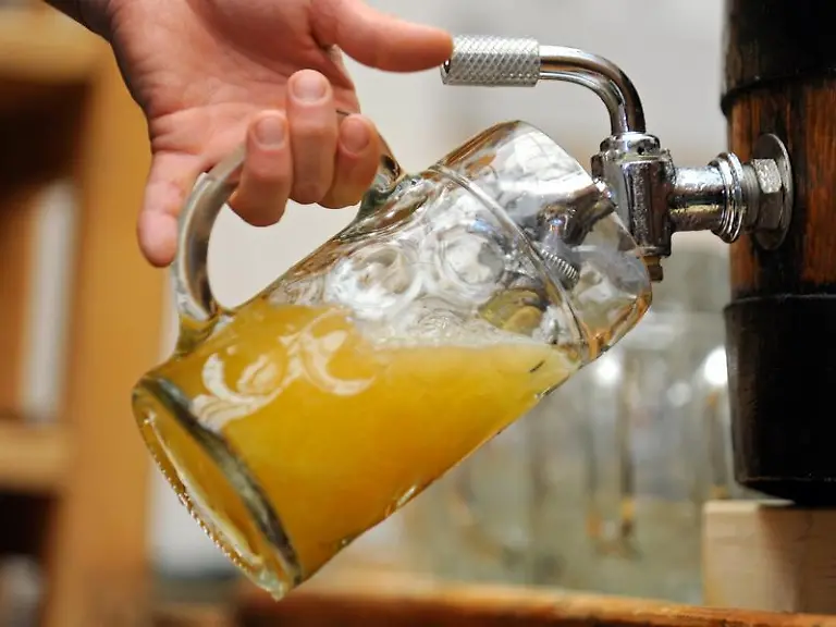 Schon-zwei-Glaeser-Bier-a-0-3-Liter-am-Tag-sind-gesundheitsschaedlich