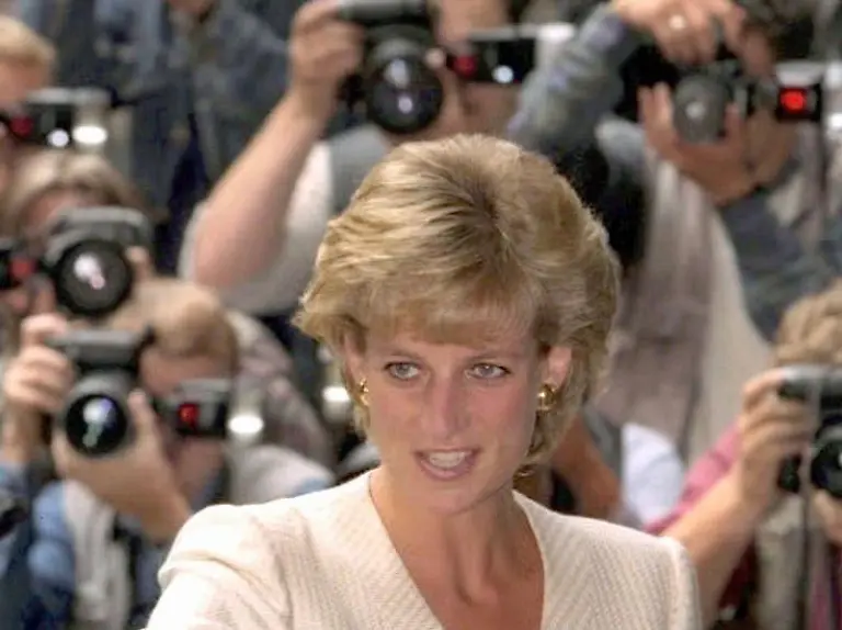 Prinzessin-Diana-kam-vor-15-Jahren-bei-einem-Autounfall-in-Paris-ums-Leben-Foto-John-GilesEin-Blumenmeer-vor-dem-Londoner-Kensington-Palast-dem-ehemaligen-Wohnsitz-von-Prinzessin-Diana-Foto-Paul-VicenteDie-Portraets-von-Prinzessin-Diana-und-Dodi-al-Fayed-in-einem-Schaufenster-des-Kaufhauses-Harrods-in-London-Foto-Michael-StephensDer-Hochzeitskuss-Prinz-Charles-und-Prinzessin-Diana-auf-dem-Balkon-des-Buckingham-Palastes-Foto-dpaPrinz-Charles-und-Prinzessin-Diana-mit-ihrem-erstgeborenen-Sohn-Prinz-William-Foto-dpaDie-Einfahrt-zum-Alma-Tunnel-in-Paris-in-dem-Prinzessin-Diana-am-31-08-1997-toedlich-verunglueckte-Foto-Benjamin-WehrmannAbschied-von-Prinzessin-Diana-Foto-dpaPrinzessin-Diana-kam-vor-15-Jahren-bei-einem-Autounfall-in-Paris-ums-Leben