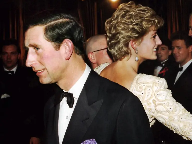 Prinz-Charles-mit-Ehefrau-Prinzessin-Diana-auf-dem-Balkon-des-Buckingham-Palastes-in-London-am-29-07-1981-Prinzessin-Diana-in-ihrem-Hochzeitskleid-im-Jahr-1981-Prinz-Charles-und-Diana-bei-einem-Theaterbesuch-in-London-Archivbild-vom-07-09-1992