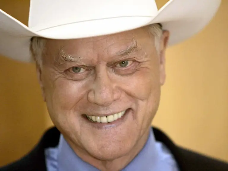 Heller-Cowboyhut-und-Massanzug-und-dazu-ein-Gaunerlaecheln-das-Filmgeschichte-schrieb-Larry-Hagman