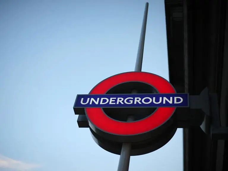 Guerilla-Aufkleber-sorgen-in-der-Londoner-U-Bahn-fuer-Verwirrung