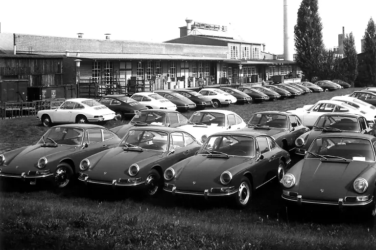 03Porsche911vorDemWerkZuffenhausen1965QuellePorsche