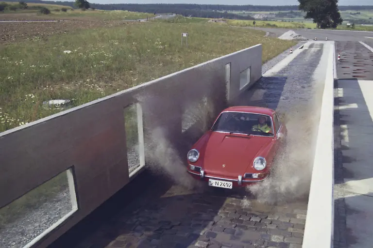 07Porsche911TJahr1970SalzwasserdurchfahrtAufTeststreckeWeissachQuellePorsche