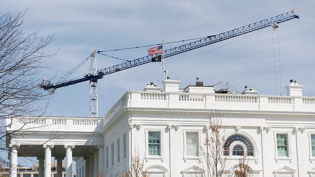 Ein-Turmdrehkran-fuer-den-Bau-des-Ballsaals-des-Weissen-Hauses-Die-Bauarbeiten-an-Trumps-riesigem-Ballsaal-sollen-per-Gerichtsbeschluss-vorerst-gestoppt-werden