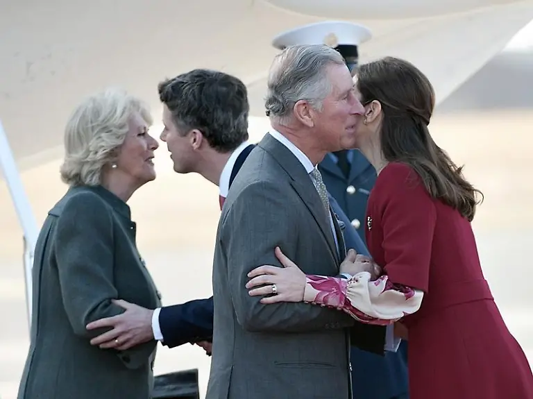 Prinz-Charles-und-Herzogin-Camilla-werden-in-Kopenhagen-von-Kronprinz-Frederik-und-Kronprinzessin-Mary-begruesst