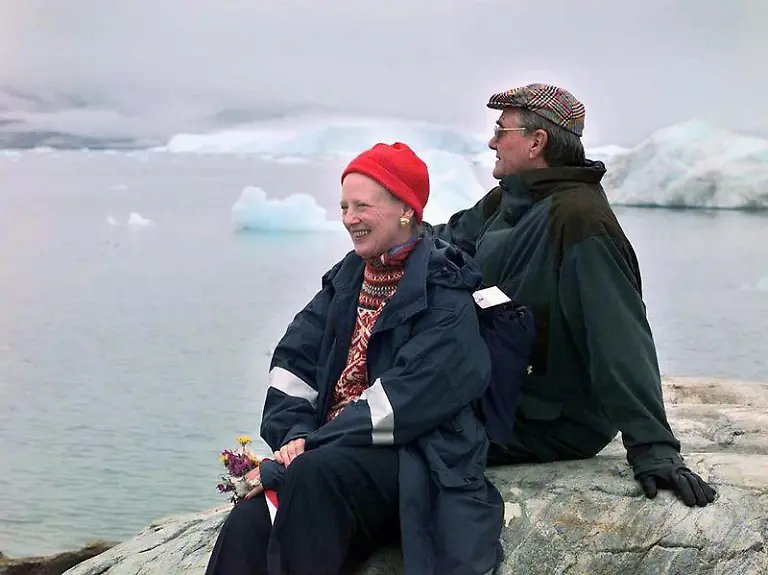 Koenigin-Margrethe-feiert-ihr-40-jaehriges-Thronjubilaeum-Foto-Petr-JosekKoenigin-Margrethe-und-Prinz-Henrik-in-Kopenhagens-Amalienborg-Palast-Foto-Mads-NissenNelson-Mandela-auf-Besuch-bei-Koenigin-Margrethe-II-in-Daenemark-1999-Foto-Keld-NavntoftKindheitserinnerungen-Koenig-Frederik-IX-und-Koenigin-Ingrid-zeigen-sich-1942-mit-ihre-ersten-Tochter-Margrethe-Foto-StrDie-daenische-Koenigin-Margrethe-II-mit-Diadem-Schaerpe-und-Orden-1972-Foto-Mydtskov-RigmorDie-koenigliche-Familie-Foto-Keld-NavntoftKoenigin-Margrethe-mit-Schwiegertochter-Mary-und-Enkelkindern-Foto-eld-NavntoftKoenigin-Margrethe-und-Prinz-Henrik-in-ihrem-Domizil-im-franzoesischem-Cahors-1996-Foto-Joergen-JessenWarm-anziehen-Daenemarks-Koenigin-und-ihr-Mann-auf-Besuch-in-Groenland-1997