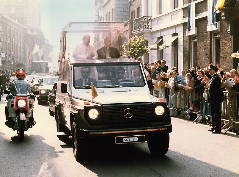 889437papstwagen34-1980