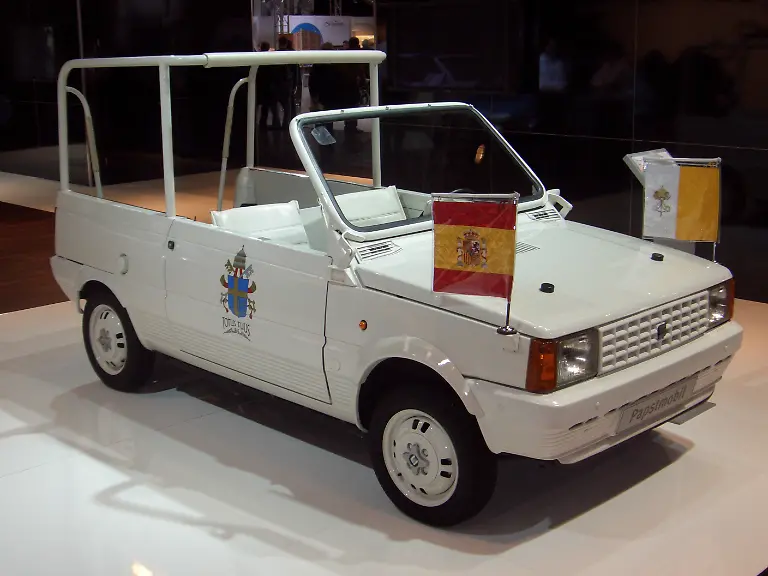 Seat-Panda-1980-1985-Papamobil-Madrid-1982-frontright-2008-03-28-A