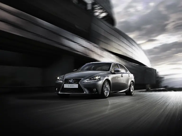 Lexus-IS-300h-24205