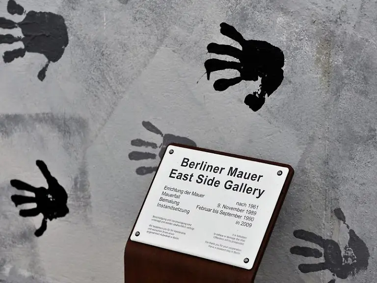 Handabdruecke-sind-an-einem-restaurierten-Mauerabschnitt-der-East-Side-Gallery-in-Berlin-zu-sehen