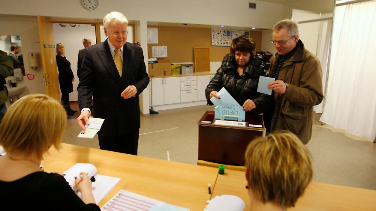 Auch Präsident Olafur Grimsson muss seine Wahlbenachrichtigung zeigen.