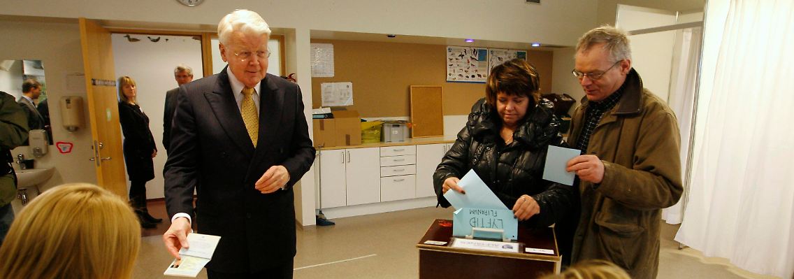 Auch Präsident Olafur Grimsson muss seine Wahlbenachrichtigung zeigen.