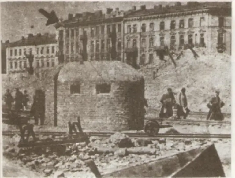 Jack-Eisner-Raising-the-Flag-during-Warsaw-Ghetto-Uprising