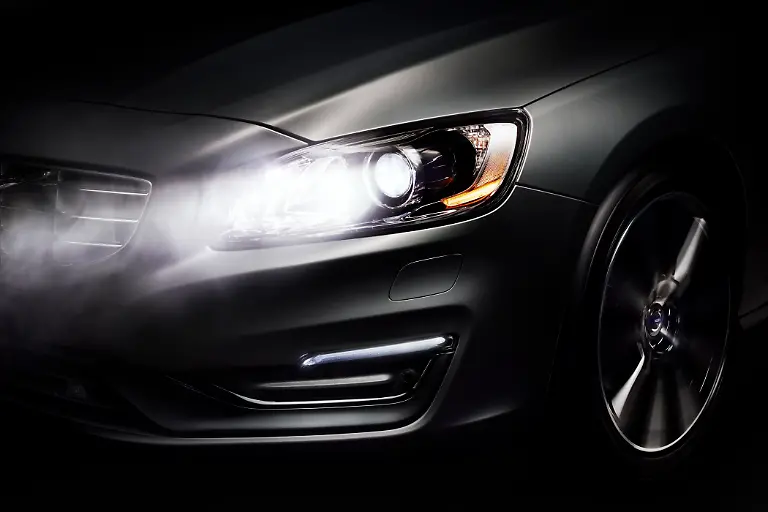 15VolvoS60mitIntelligentemFernlichtAssistenten2013QuelleVolvo