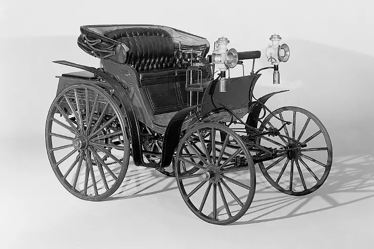03BenzVictoriaVisAVisMitKutschenlicht1893QuelleMercedesBenz