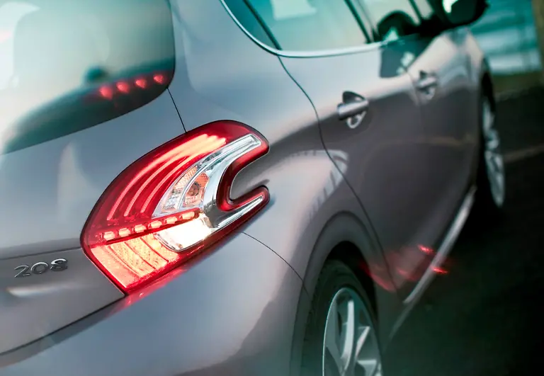 der-neue-peugeot-208-mit-heckleuchten-in-bumerang-optik